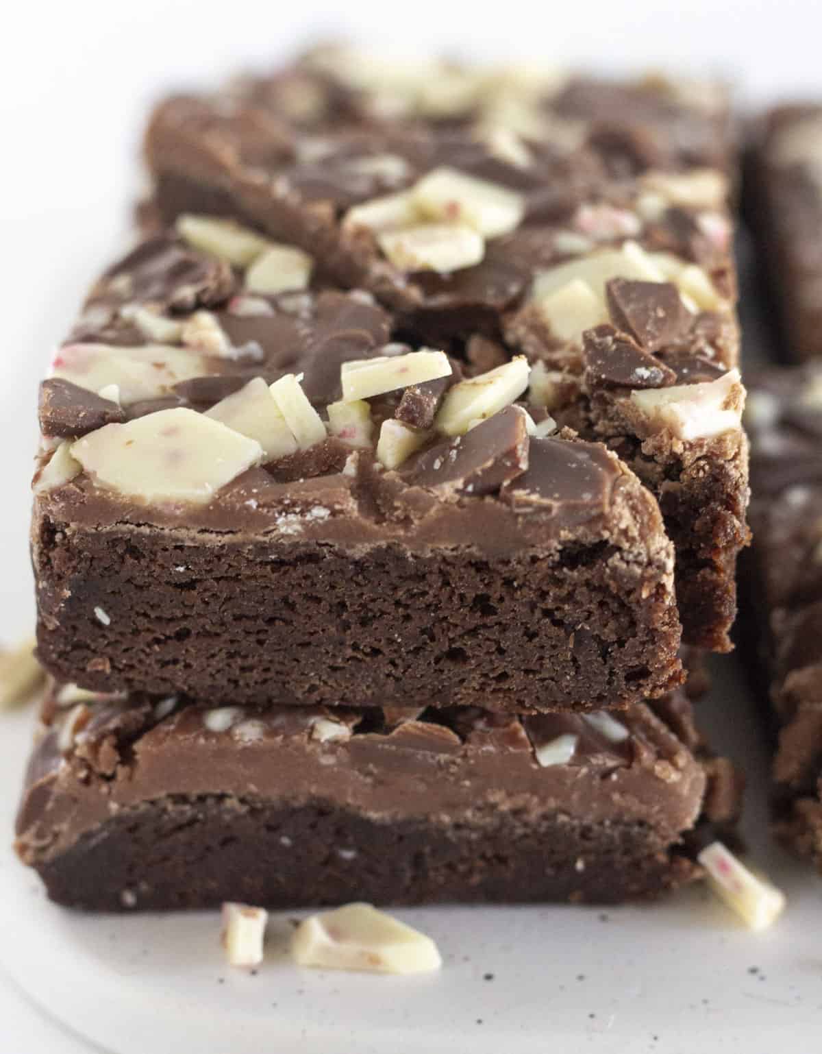 Une pile de brownies à la menthe sur un plateau blanc.