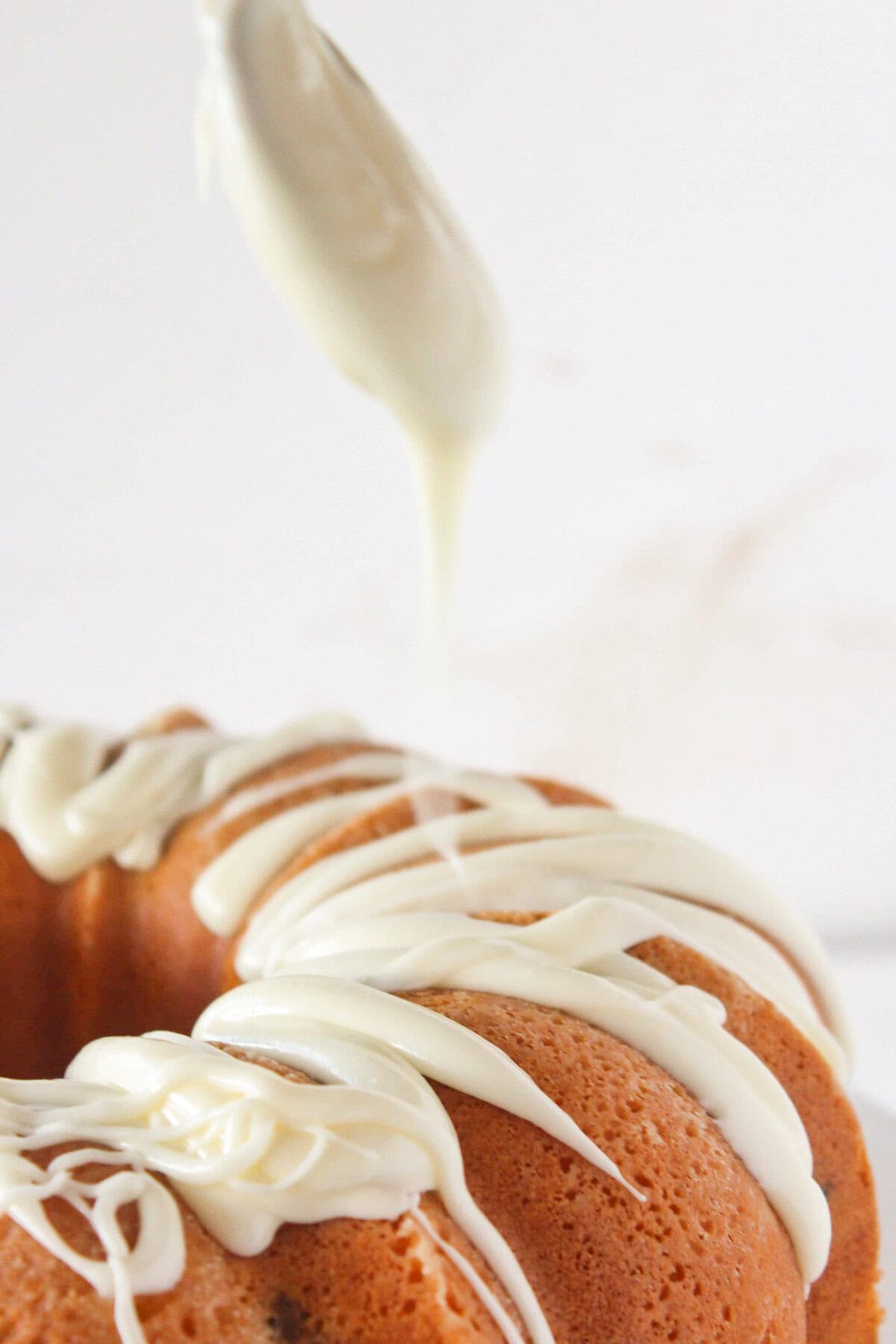 Adding the frosting to the top of the cake.