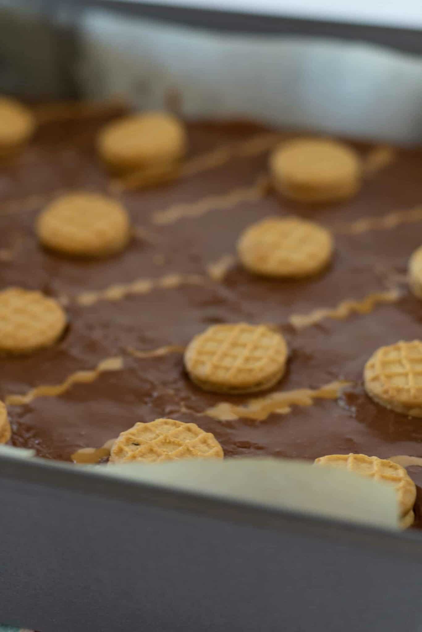 Drizzling peanut butter over the top of the frosting and adding more cookies.