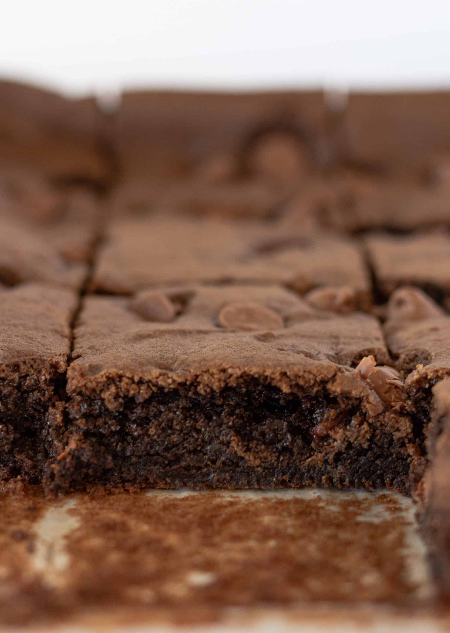 Ricetta di Brownies Easy Cake Mix presentata da top US dessert blogger, praticamente fatta in casa