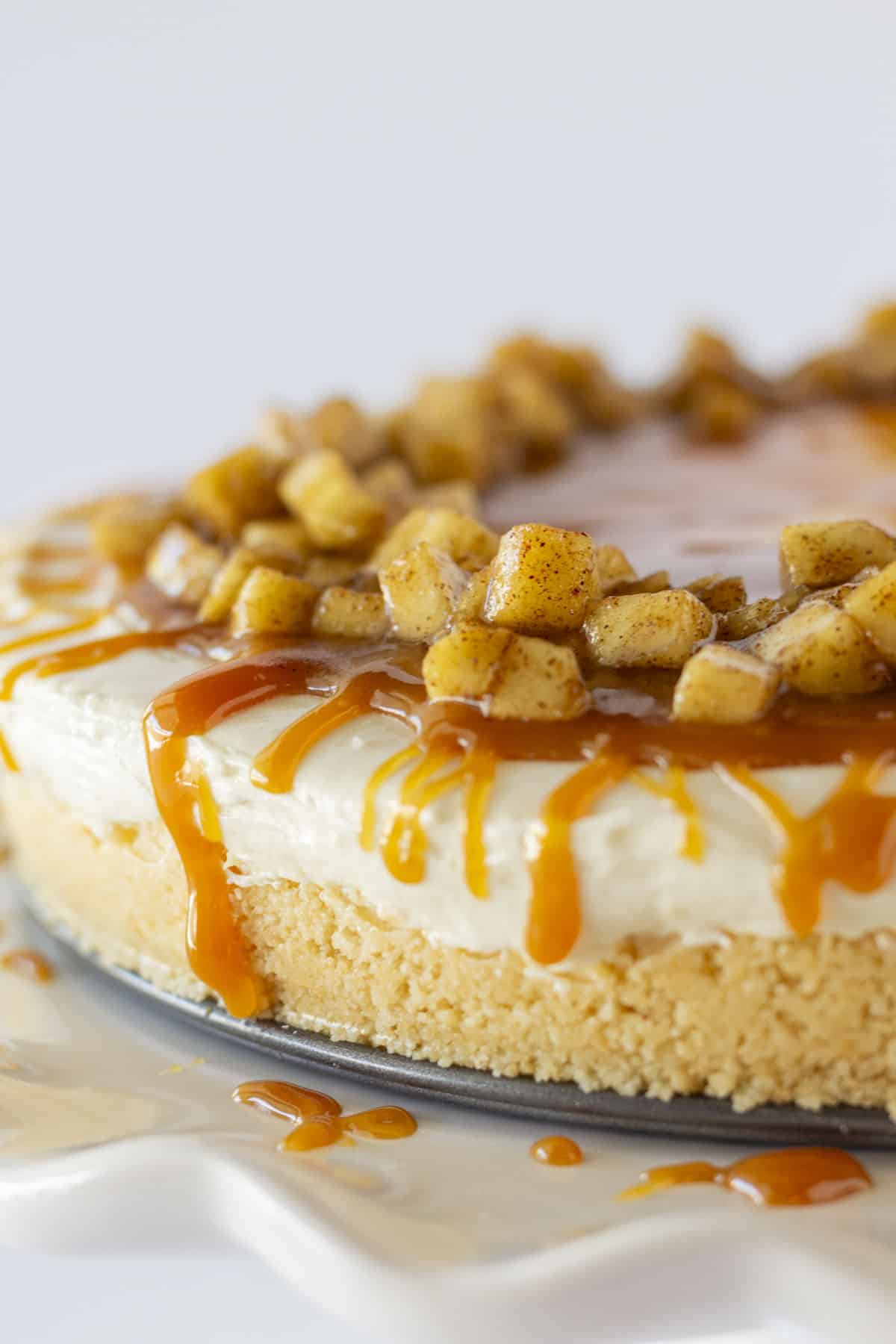 A whole caramel apple cheesecake that is no bake.