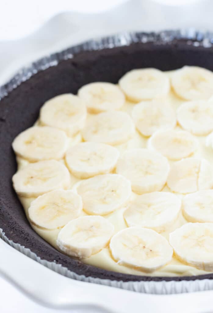 A chocolate crust filled with banana pudding mixture and topped with sliced bananas.