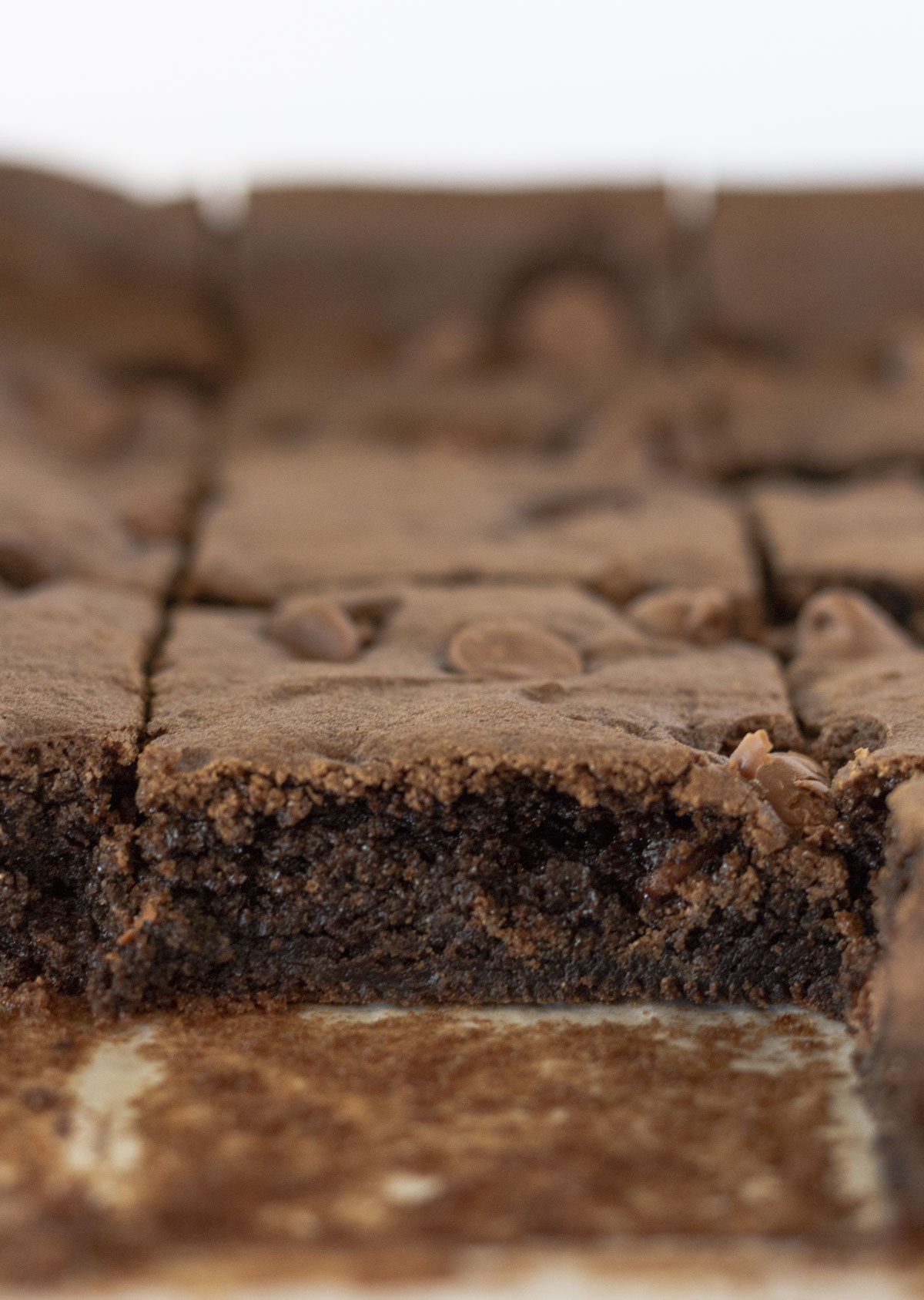 Une photo d'un brownie coupé à l'intérieur d'un plat de brownies au mélange à gâteau.