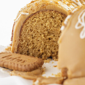 A biscoff cake with slices taken out and looking at the inside.