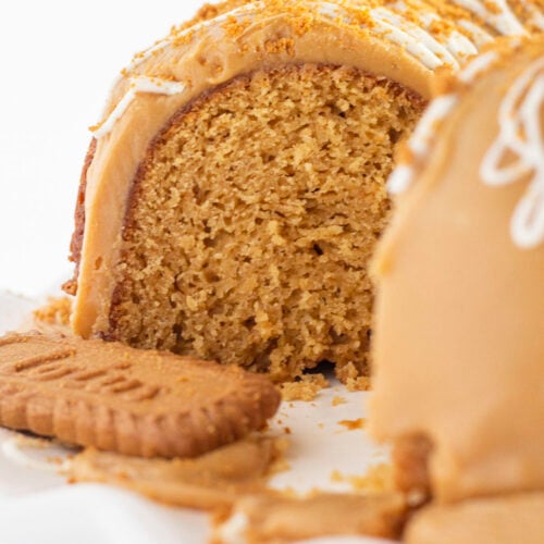 A biscoff cake with slices taken out and looking at the inside.