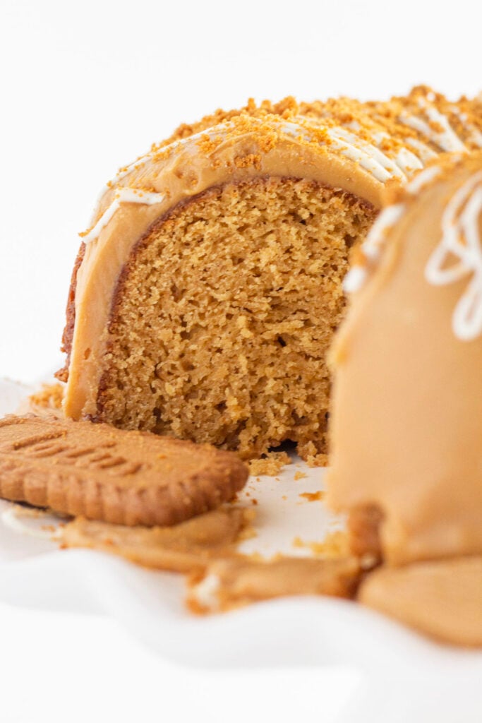 A biscoff cake with slices taken out and looking at the inside.