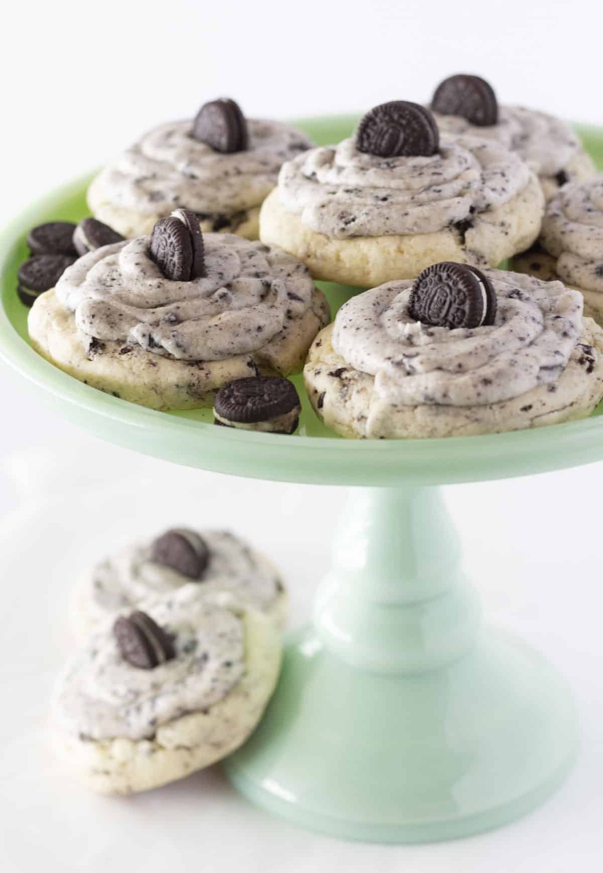 Cookies and cream cookies on a green cake plate.