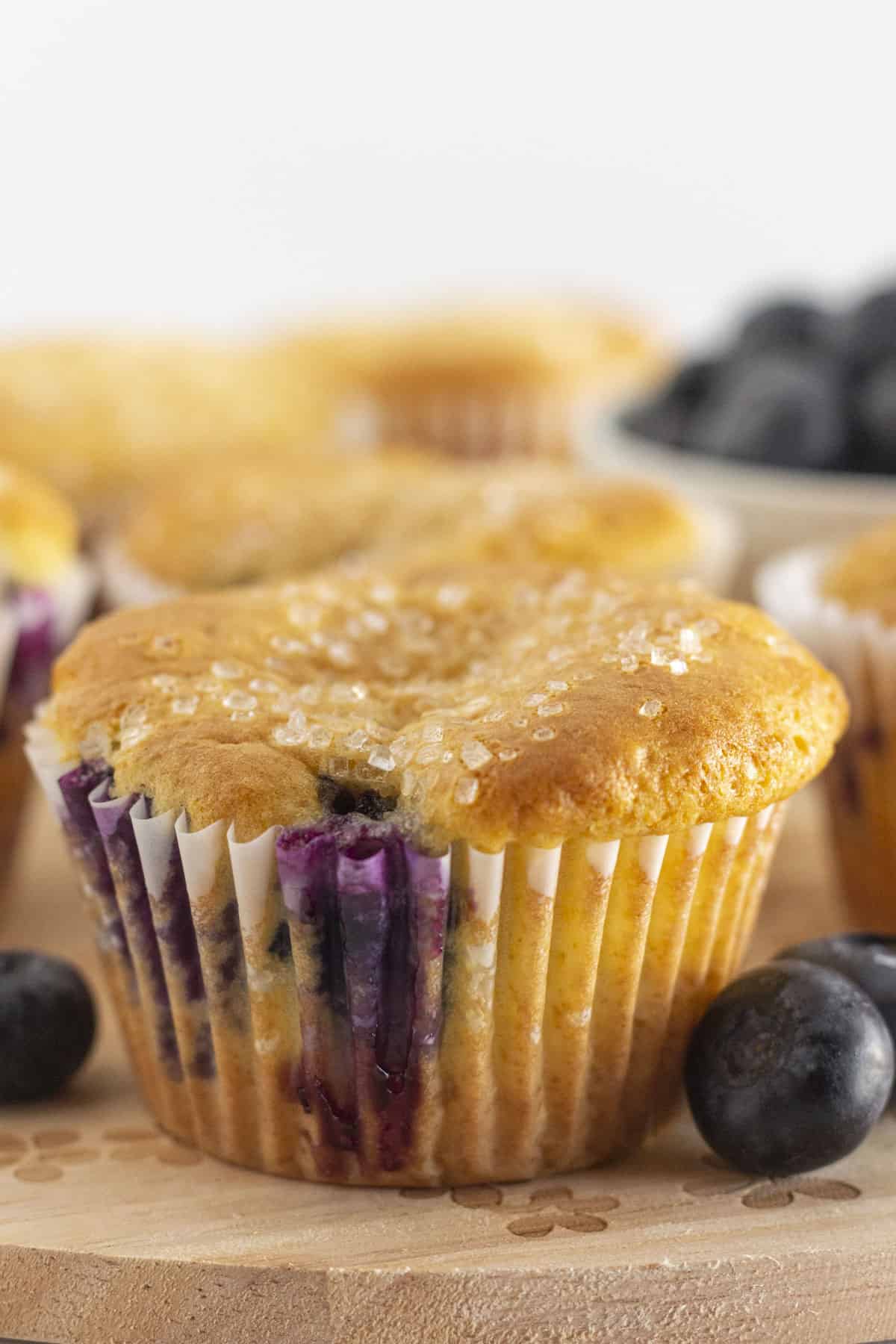 Muffins à la myrtille sur un plateau prêts à servir.