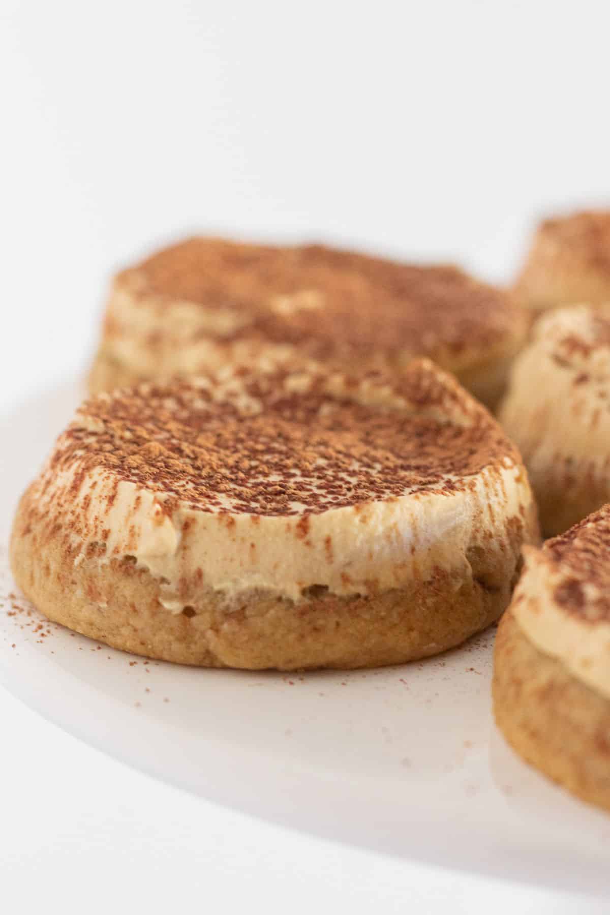 Cookies tiramisu sur une assiette à gâteau blanche.