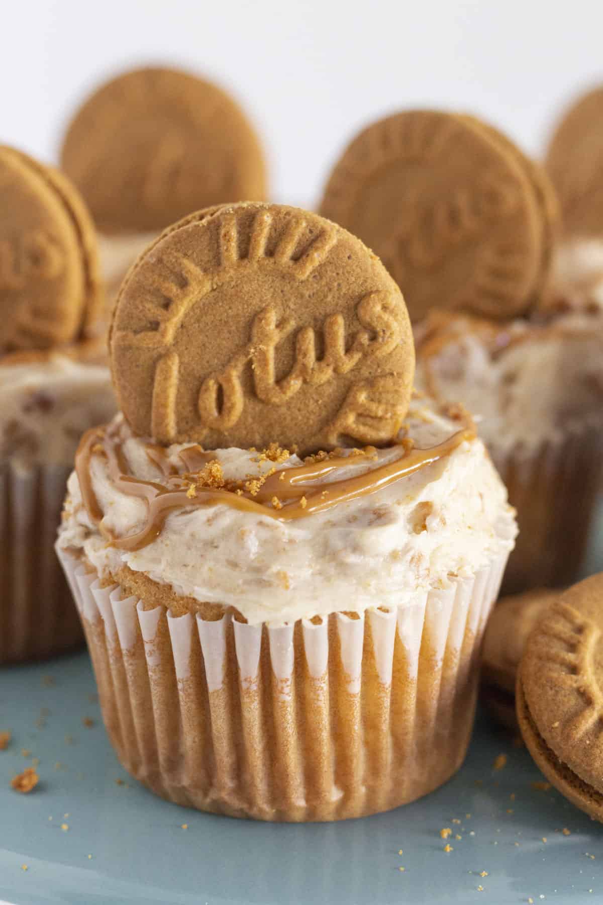 Biscoff cupcakes on a blue cake plate.