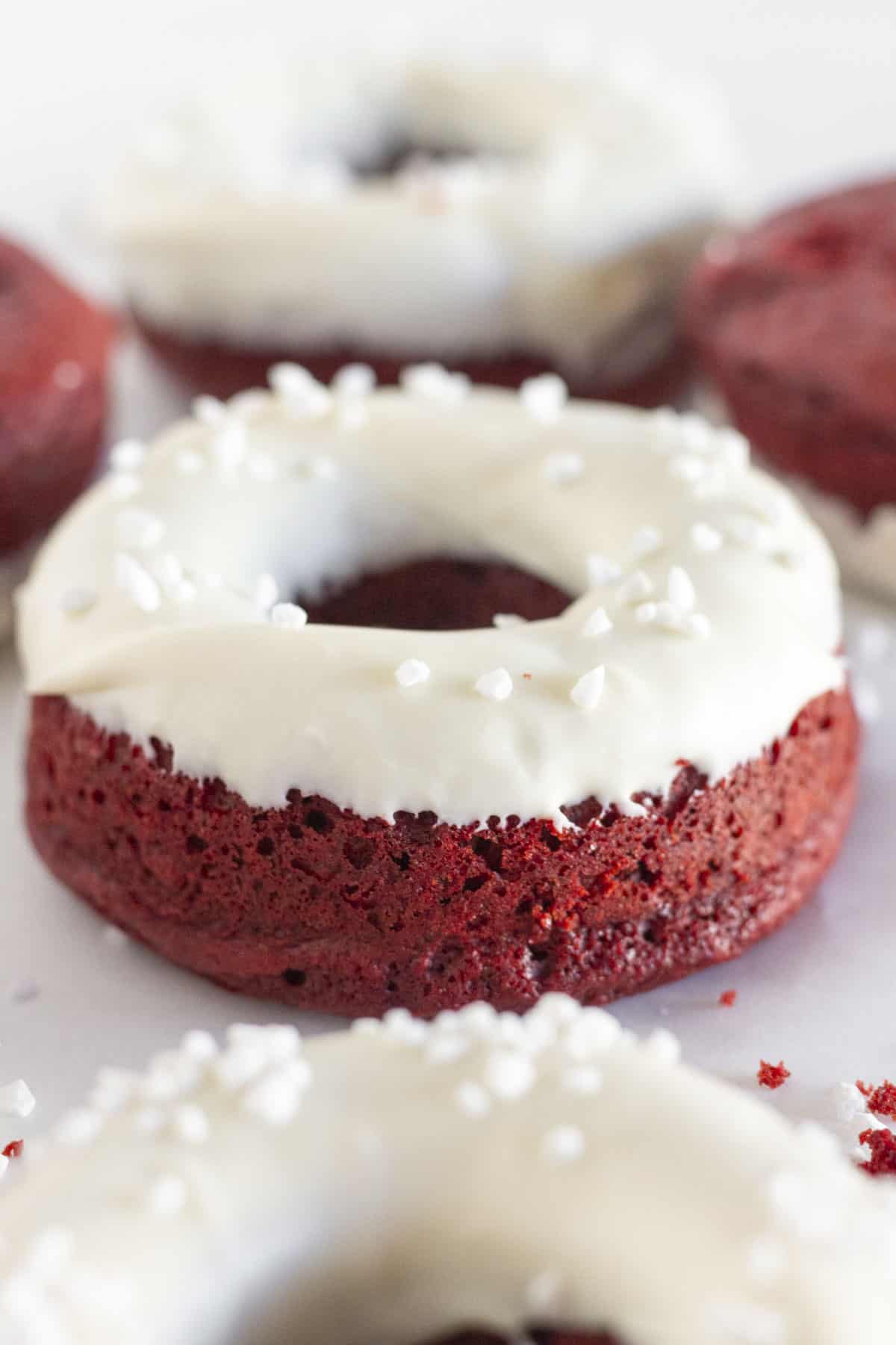 Gros plan d'un donut en gâteau velours rouge avec un glaçage au fromage à la crème.