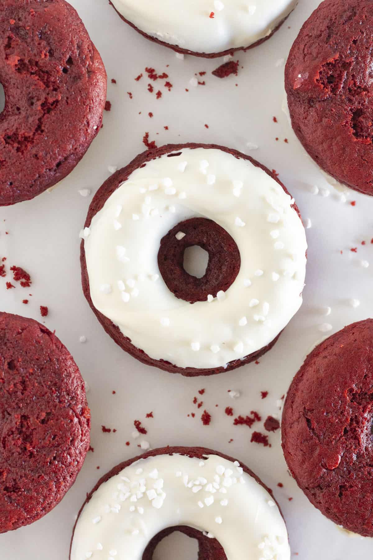 Vue de dessus d'une douzaine de donuts en gâteau velours rouge.