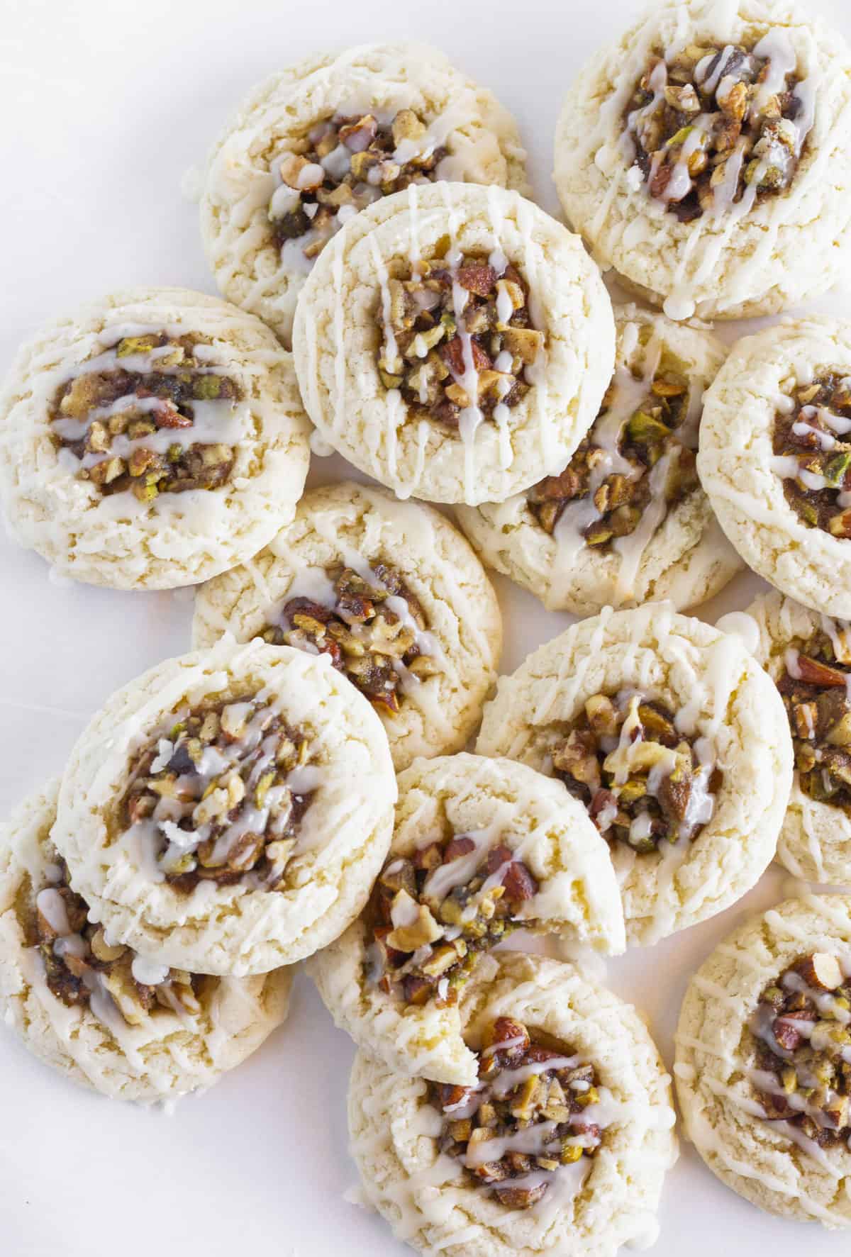 Biscuits baklava sur un plateau blanc avec un glaçage au miel.