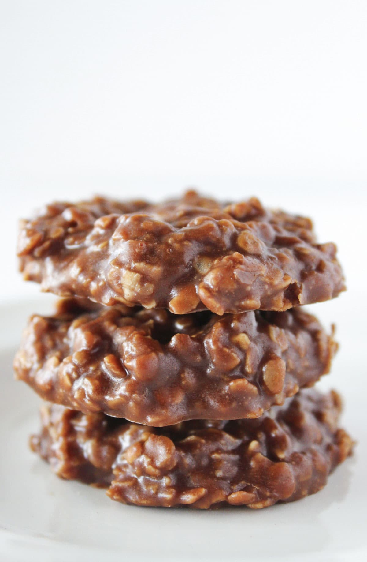 Biscuits classiques sans cuisson avec du chocolat, du beurre de cacahuète et des flocons d'avoine.