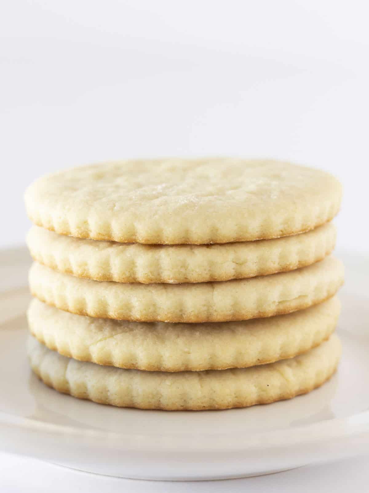 Biscuits au fromage à la crème empilés sur une assiette blanche.