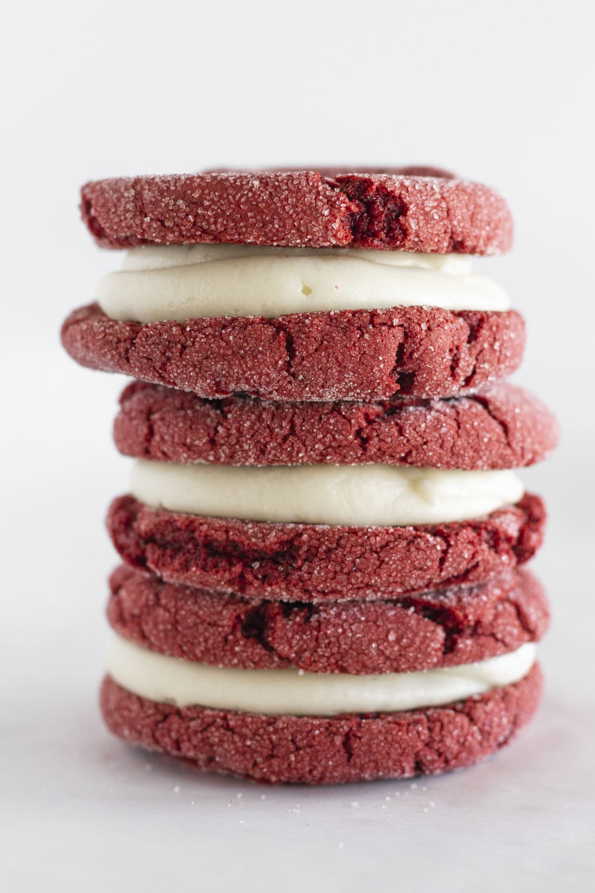 Biscuits sandwiches Red Velvet empilés avec du glaçage au fromage à la crème.