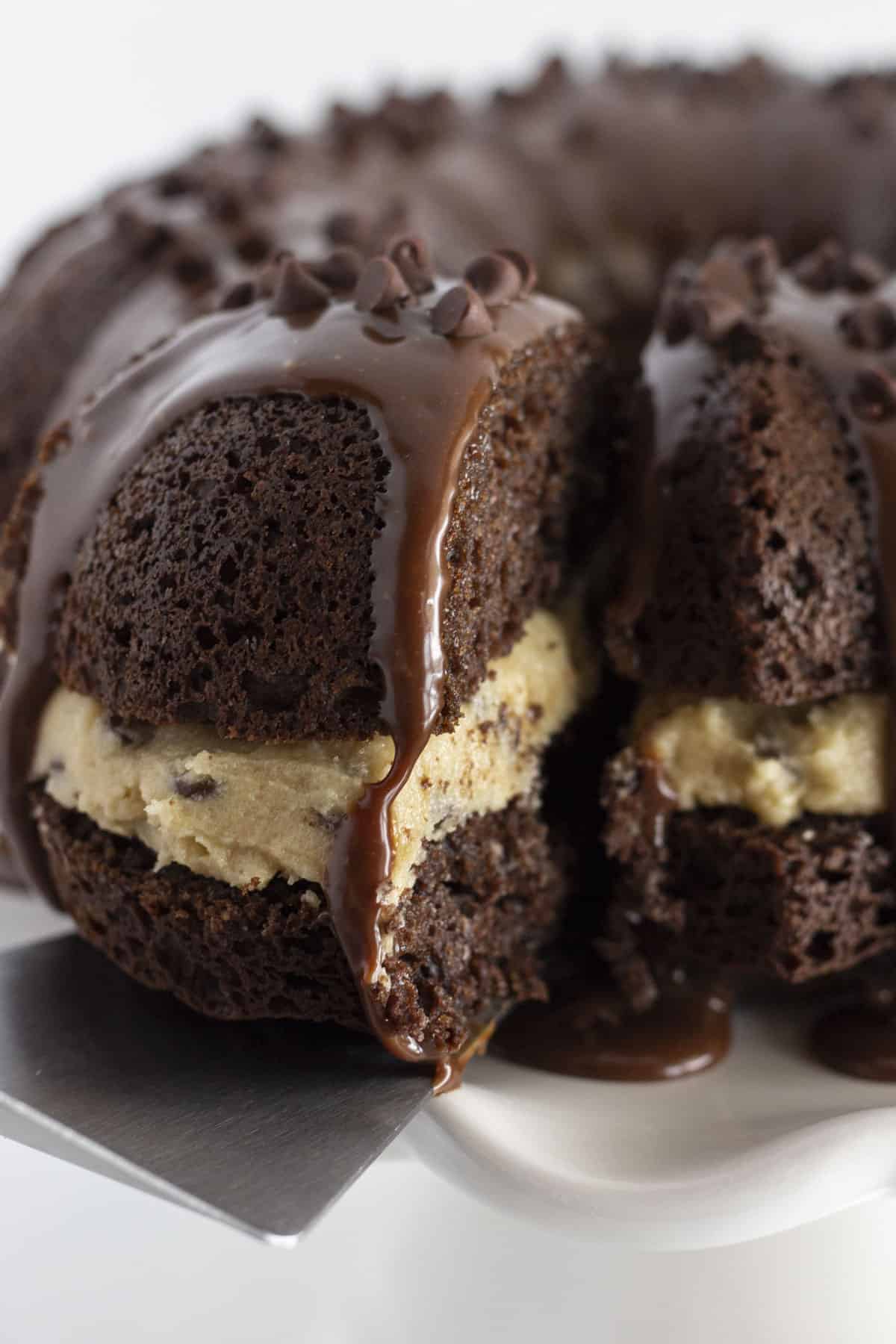 Servir une tranche de gâteau à la pâte à biscuits.