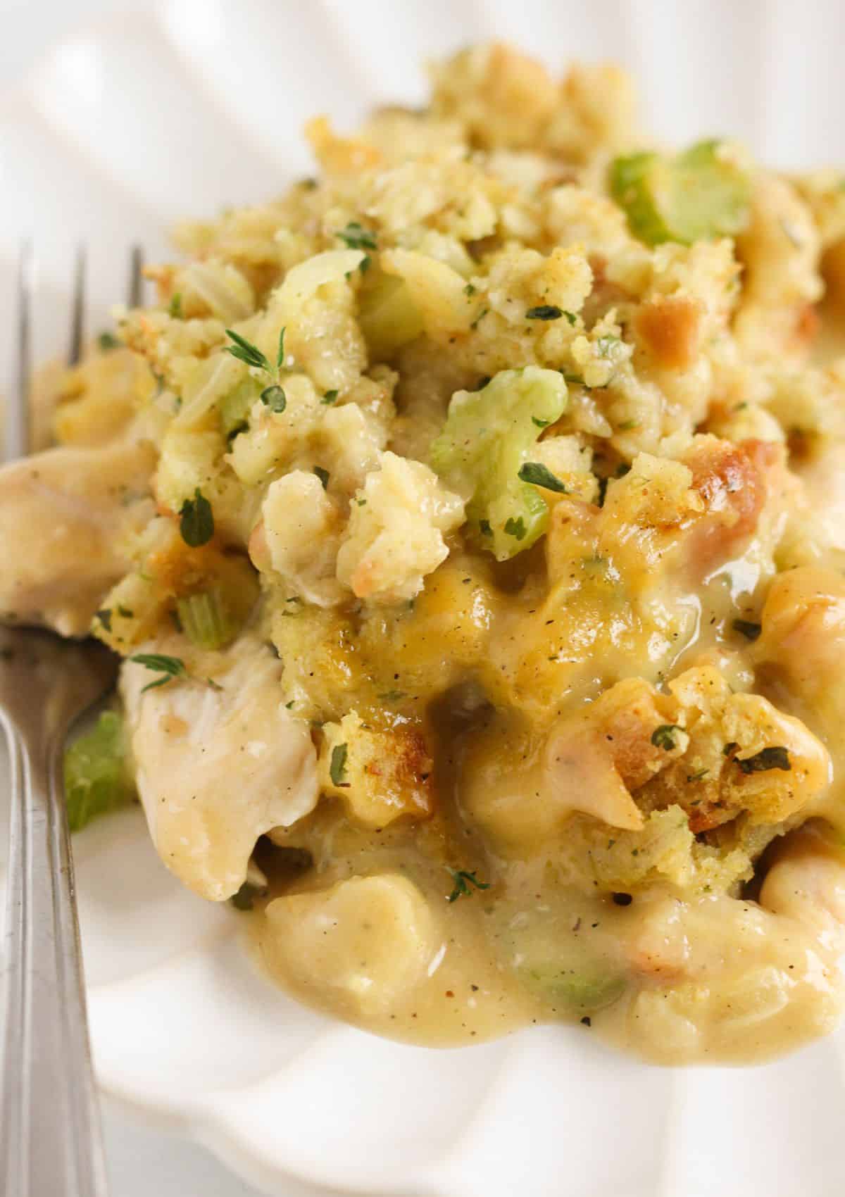 Une portion de gratin de poulet et de farce dans une assiette.