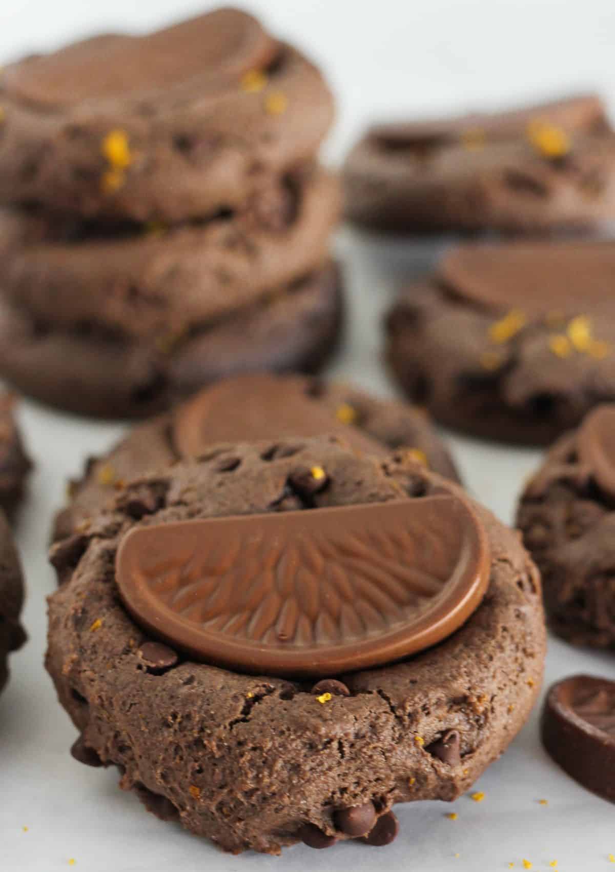 A dozen cookies on a white tray for serving.