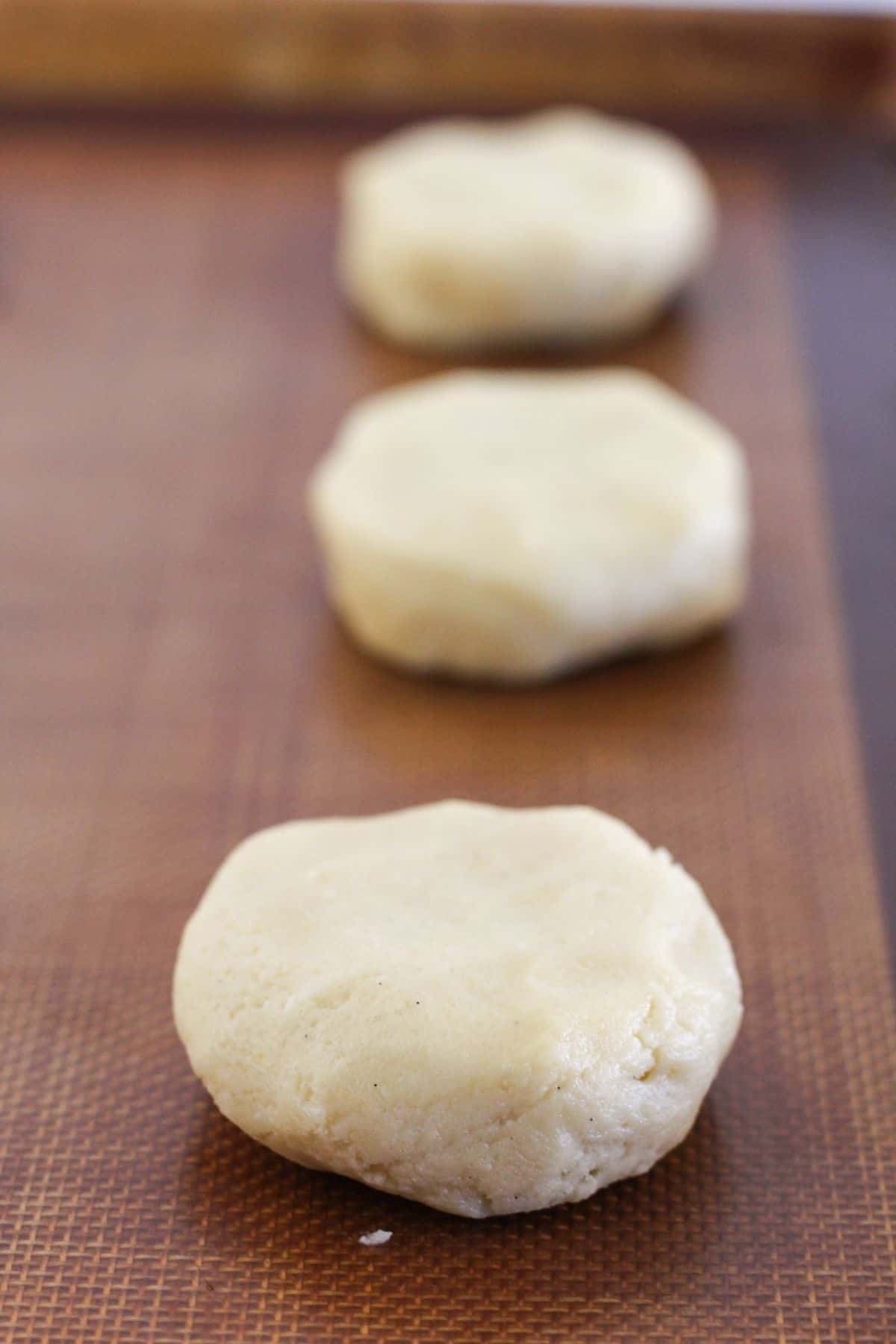 Filled cookies ready to bake.